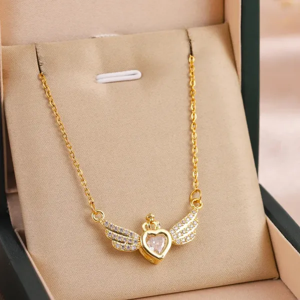 Gold_Heart_Wings_Pendants_For_Women